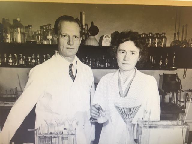 black and white photo of Carl (left) and Gery (right) Cori in their lab