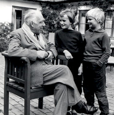 Niels Bohr and grandchildren