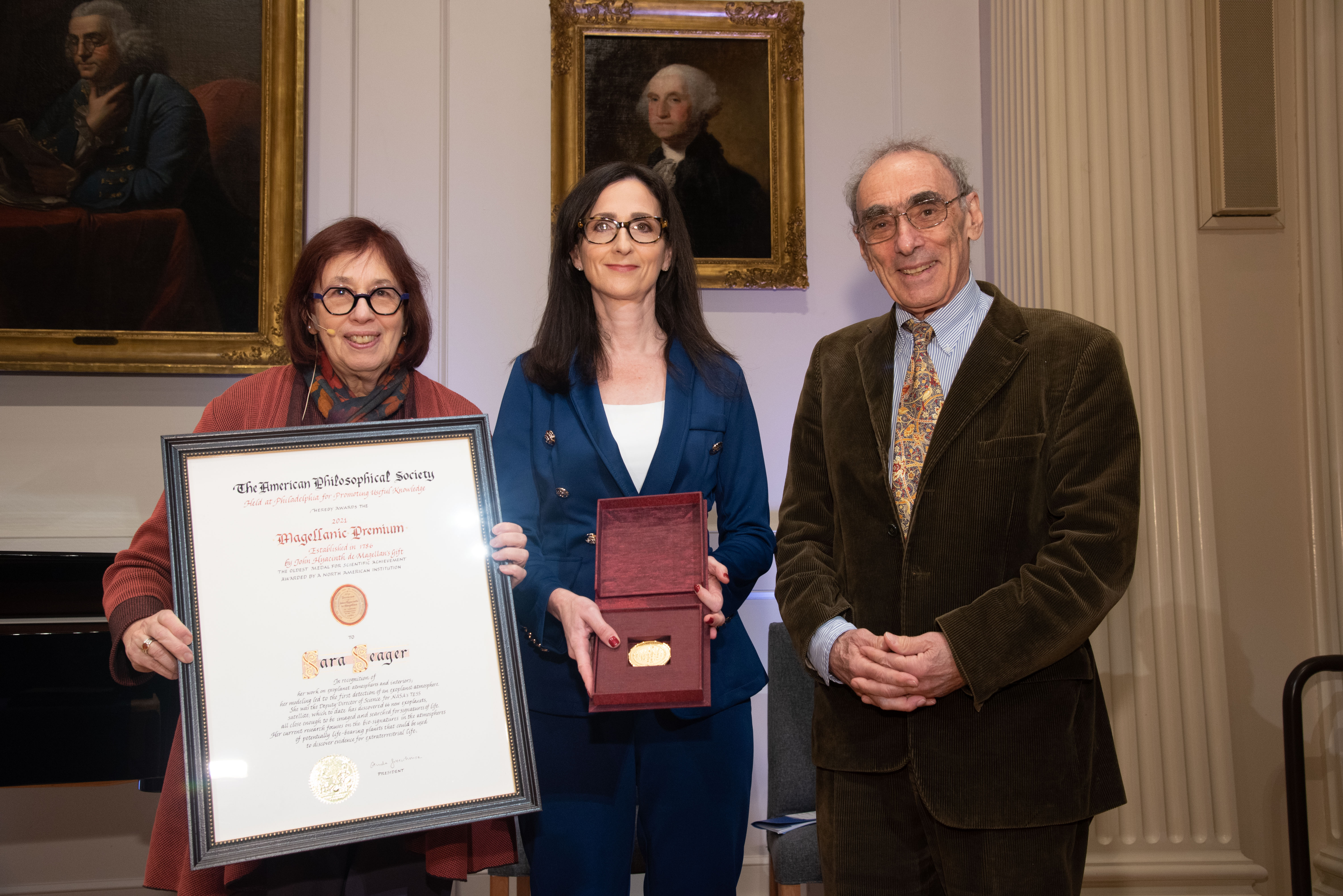 Sara Seager receiving the prize certificate.