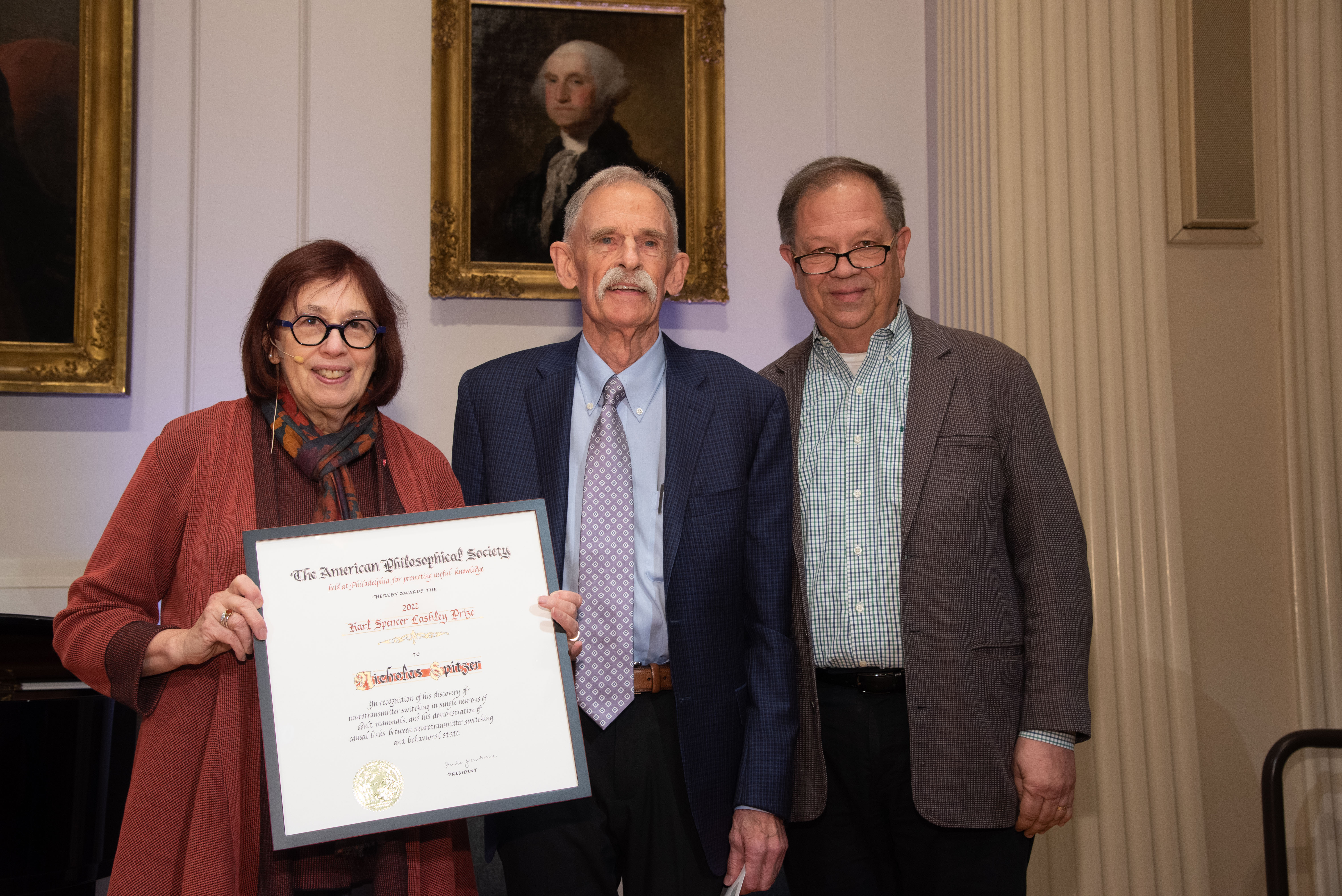 Nicholas Spitzer receiving the prize certificate.