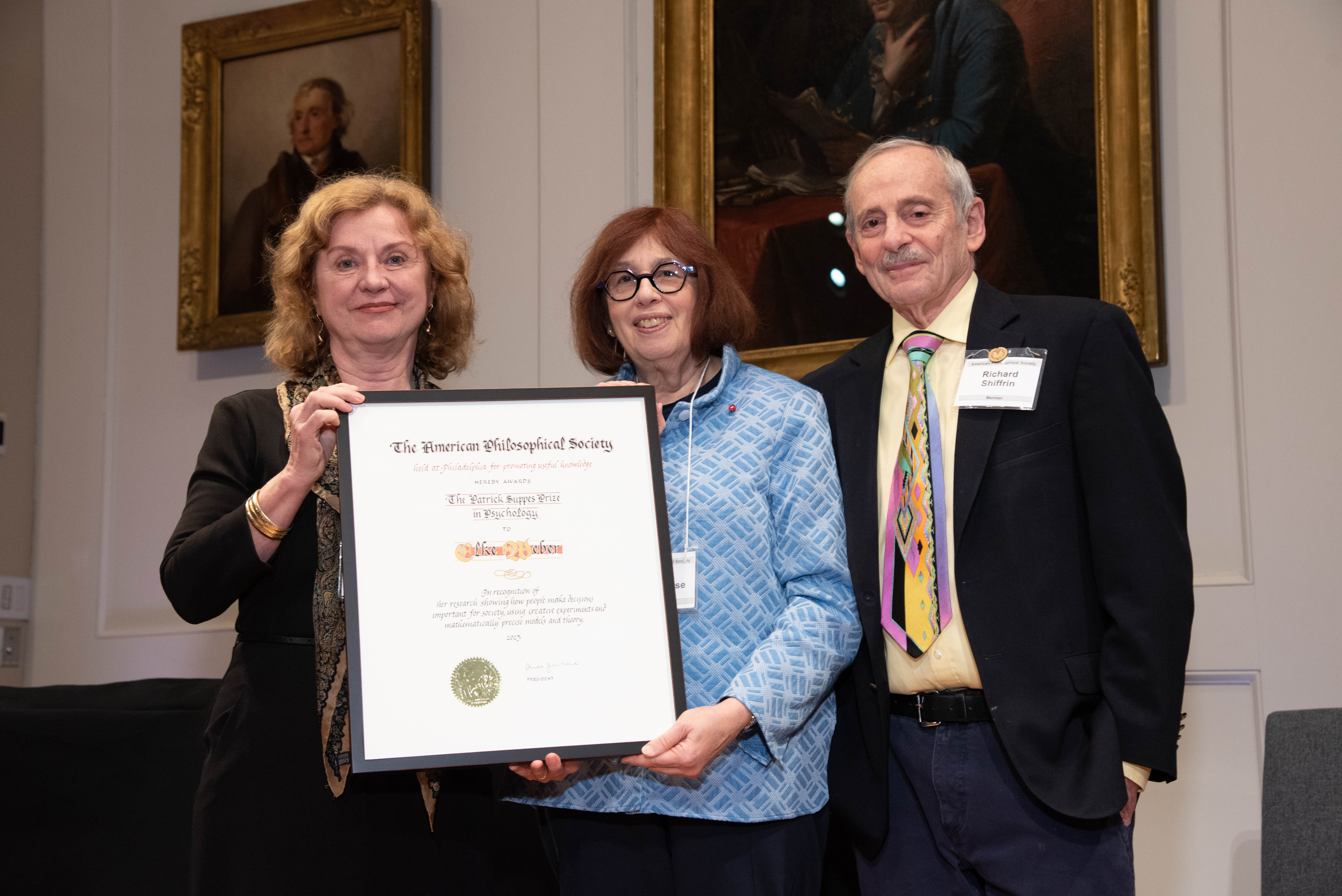 Elke Weber receiving the prize certificate