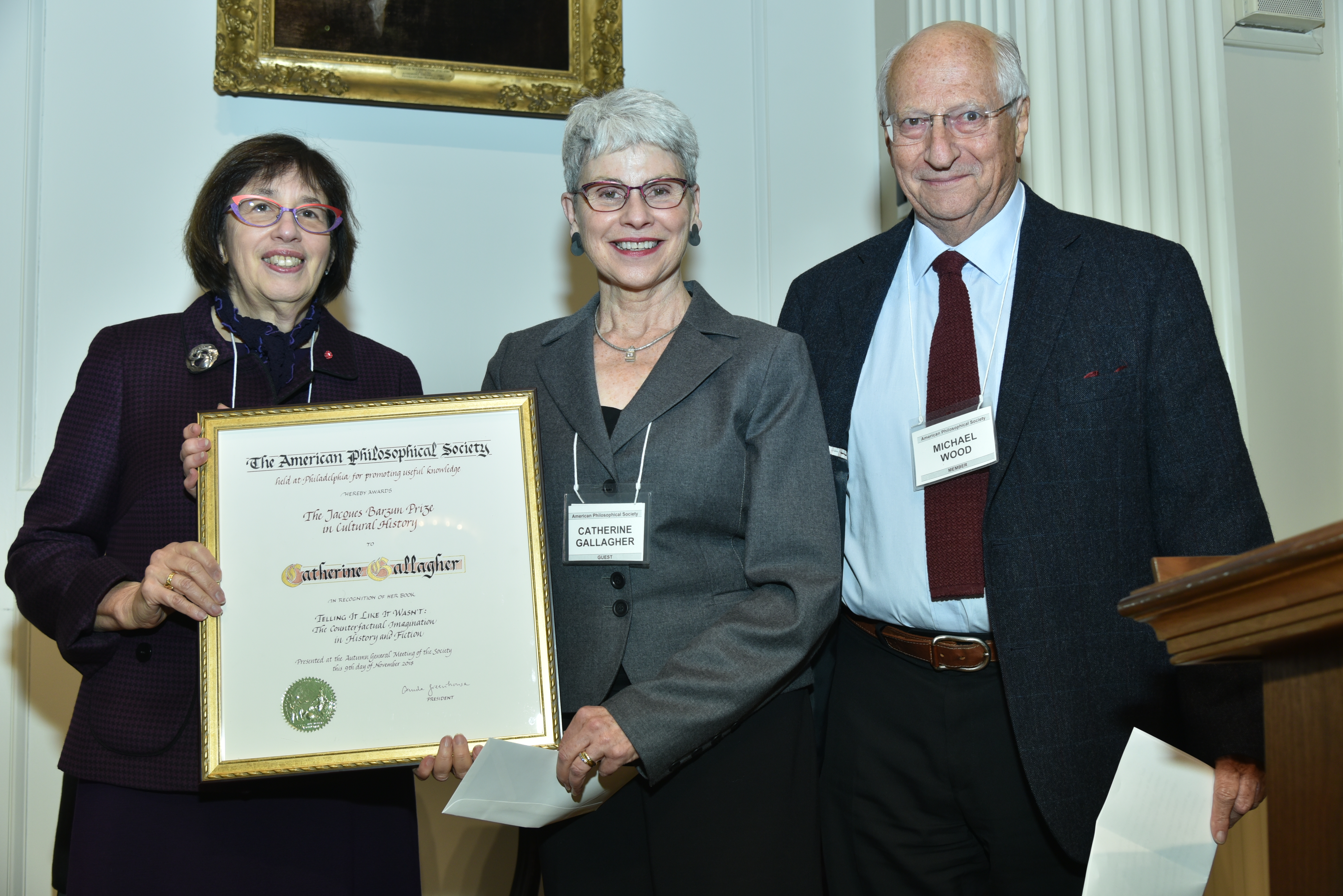APS president Linda Greenhouse (left) and prize committee chair Michael Wood (right) present the prize to Catherine Gallagher (center) 