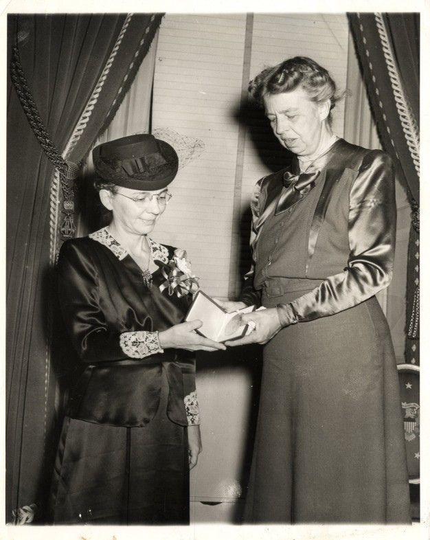 seivert receives award from Eleanor Roosevelt