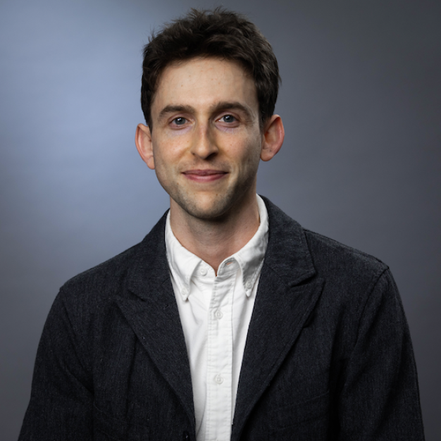 headshot photo of aaron 