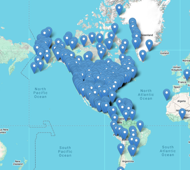 Una imagen de un mapa del hemisferio occidental con alfileres azules que indican los lugares representados en las colecciones de APS.