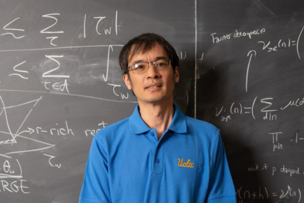 Terence Tao in front of a blackboard.