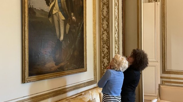 Carol Soltis and Emily Macdonald-Korth looking at Washington portrait