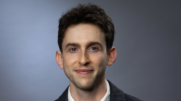 headshot photo of aaron 