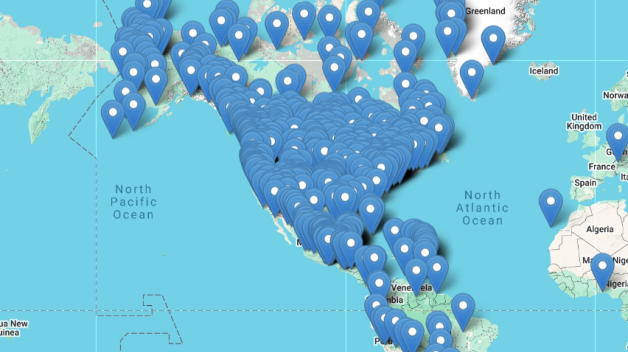 Una imagen de un mapa del hemisferio occidental con alfileres azules que indican los lugares representados en las colecciones de APS.