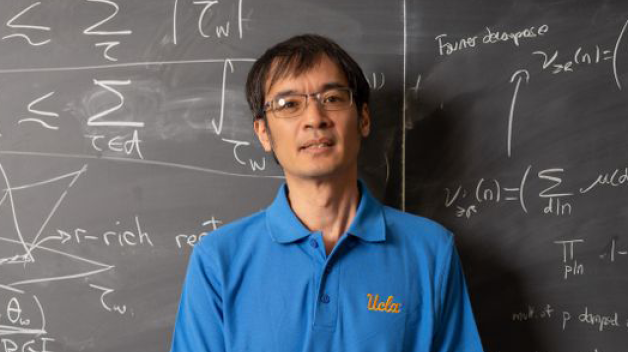 Terence Tao in front of a blackboard.