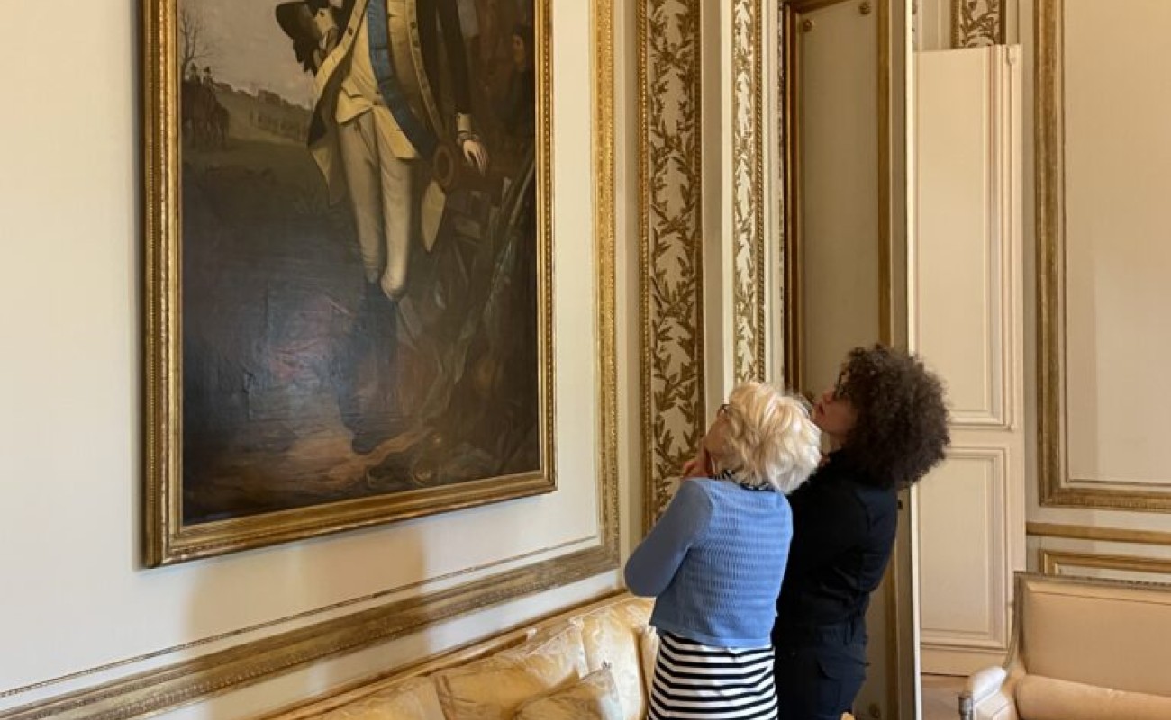 Carol Soltis and Emily Macdonald-Korth looking at Washington portrait