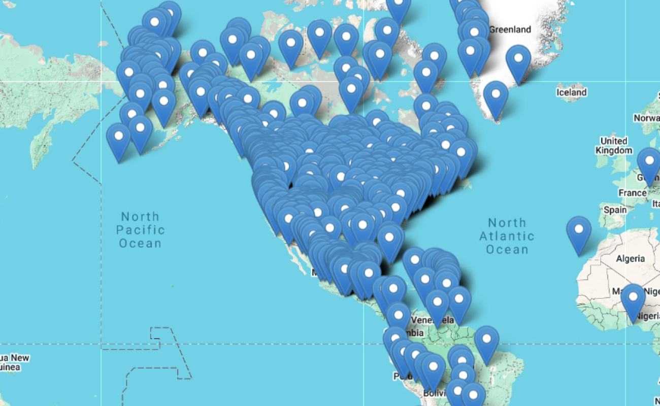 Una imagen de un mapa del hemisferio occidental con alfileres azules que indican los lugares representados en las colecciones de APS.