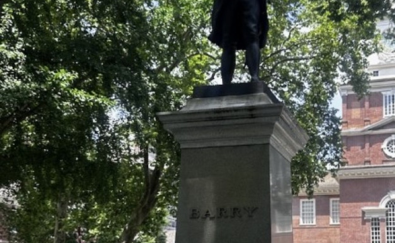 Foto de la estatua situada detrás del Independence Hall (Edificio de la independencia), con una mano haciendo un gesto de «pulgar hacia abajo» delante de ella
